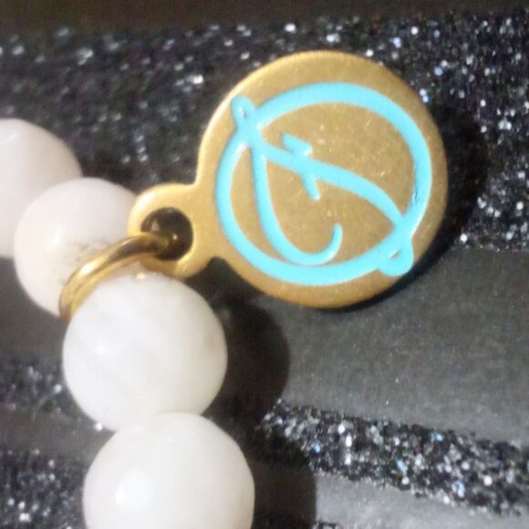 Signed Fabulina Faceted White Quartz Beaded and Gold Tone Stretch Bracelet - Picture 4 of 5